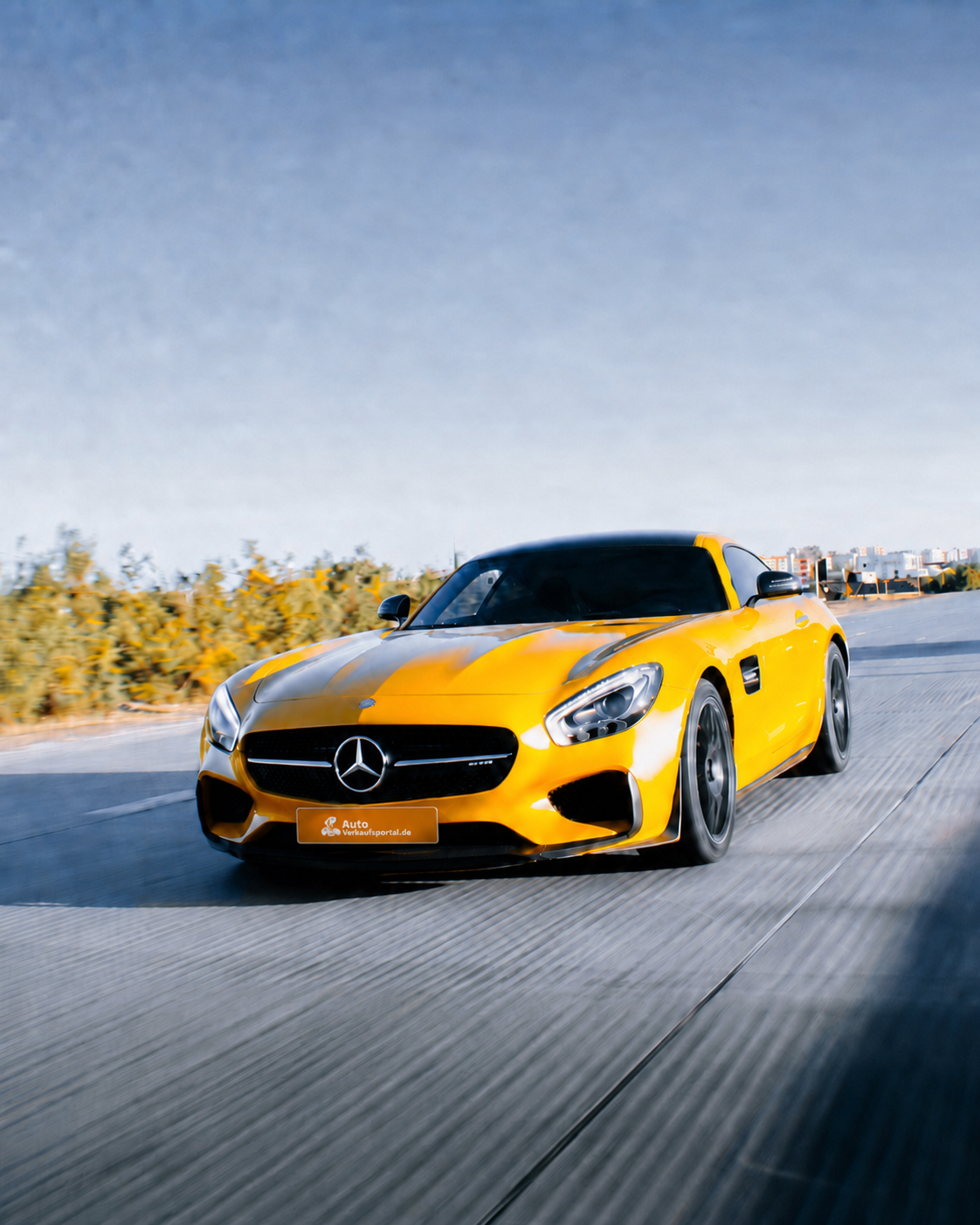 Gelber Mercedes AMG GT von Autoverkaufsportal auf der Straße