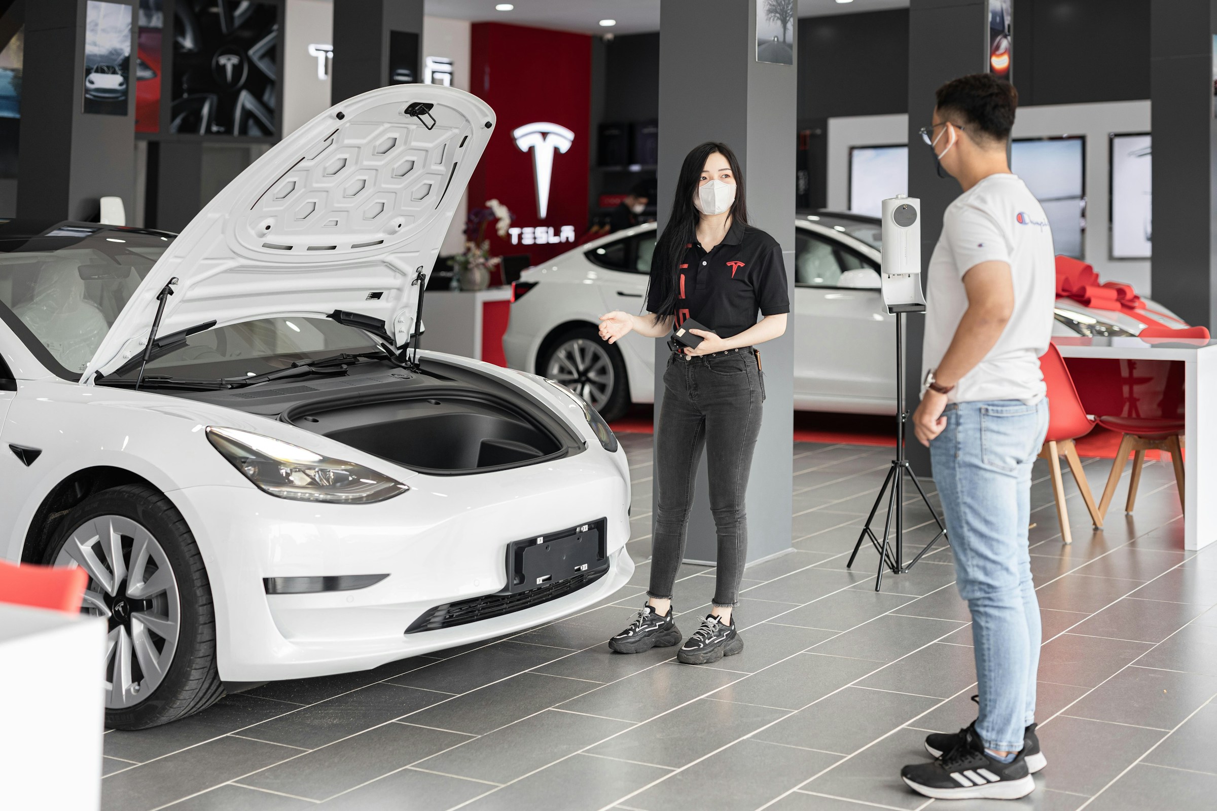 Persönliche Beratung beim Fahrzeugverkauf im Autohaus